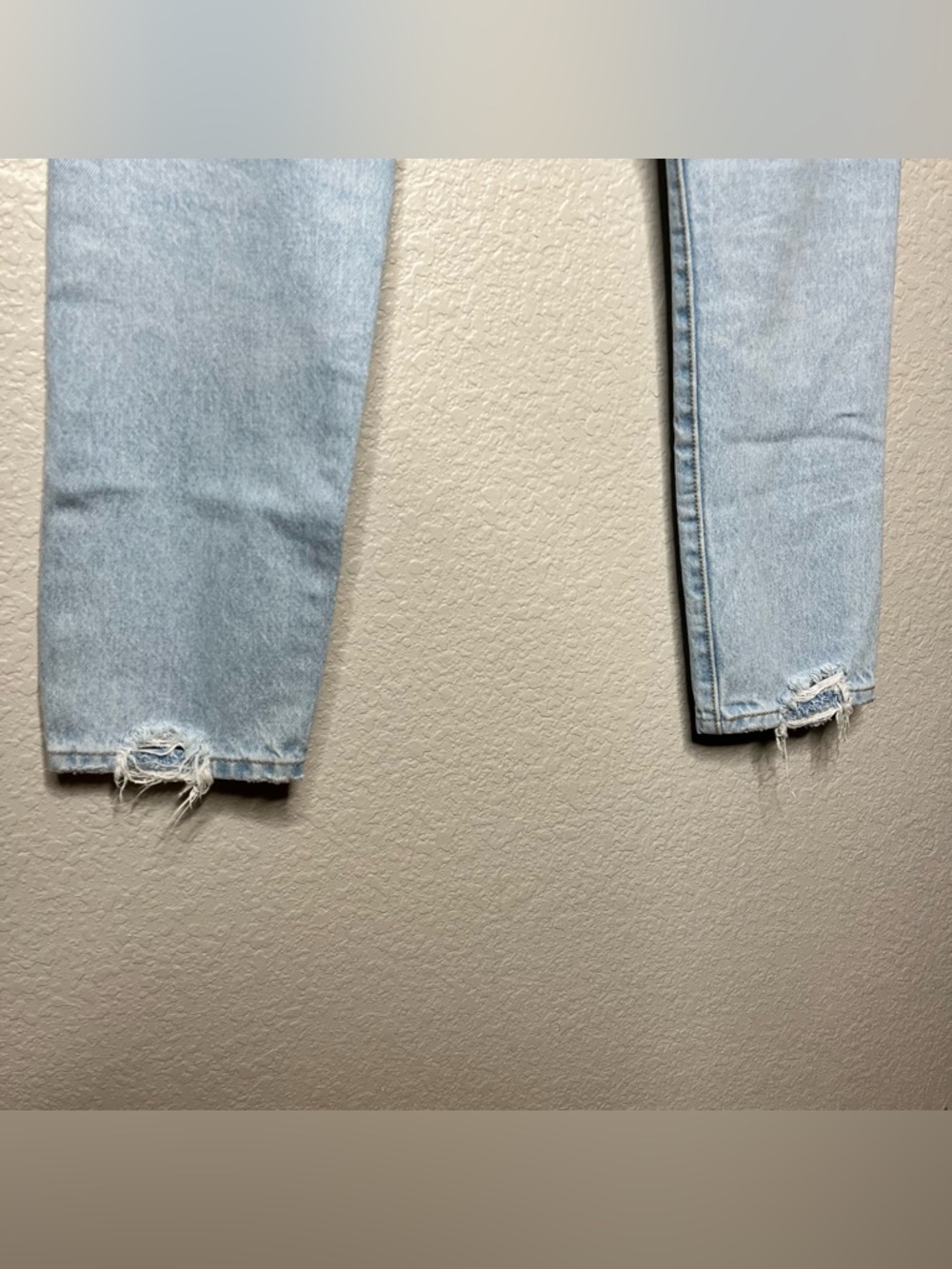 NEW Levi’s 501 Original Fit Light Wash Jeans 29x28 Distressed Straight Leg NWT - Picture 7 of 11
